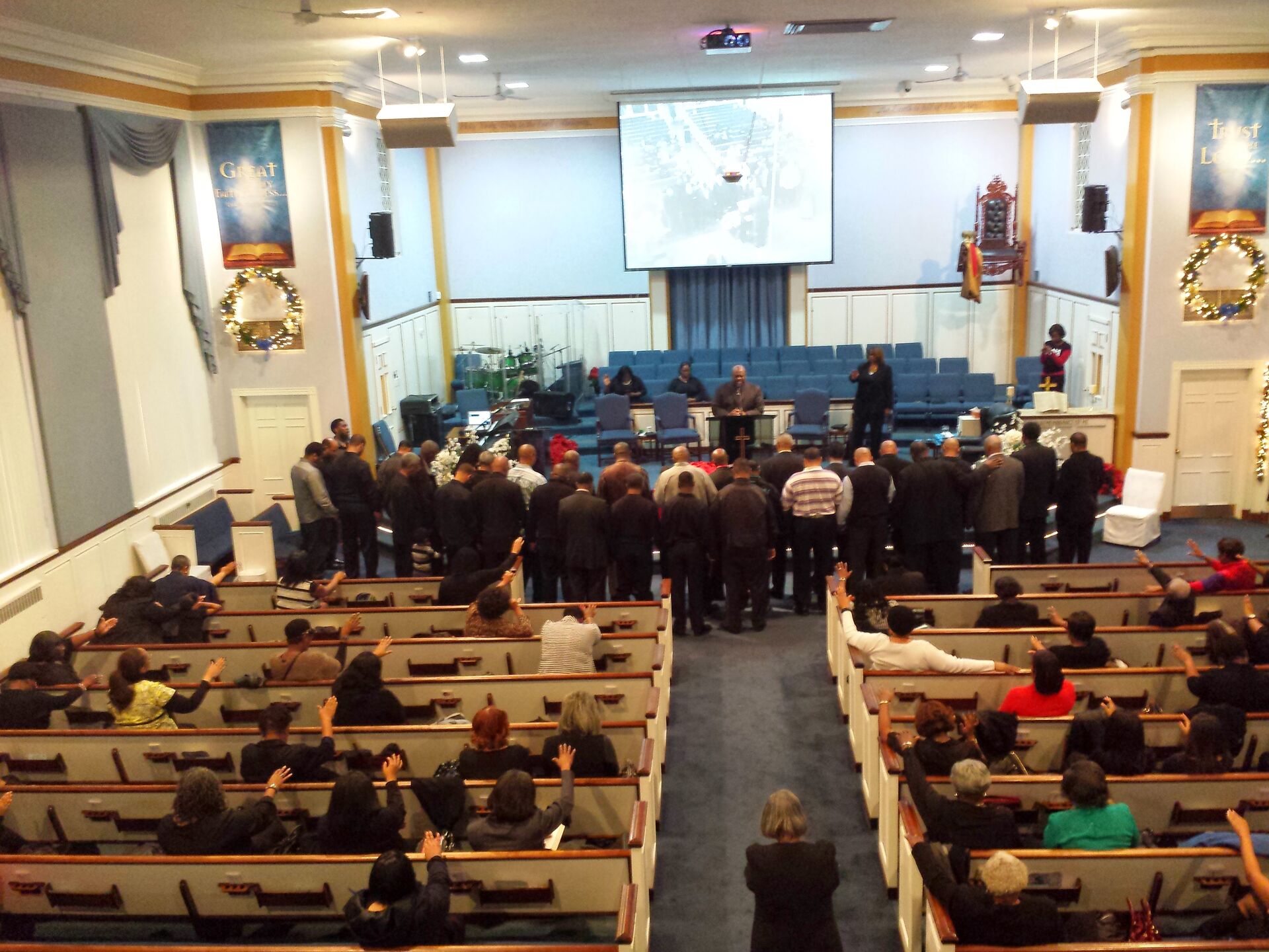 Interior view of El Bethel during worship